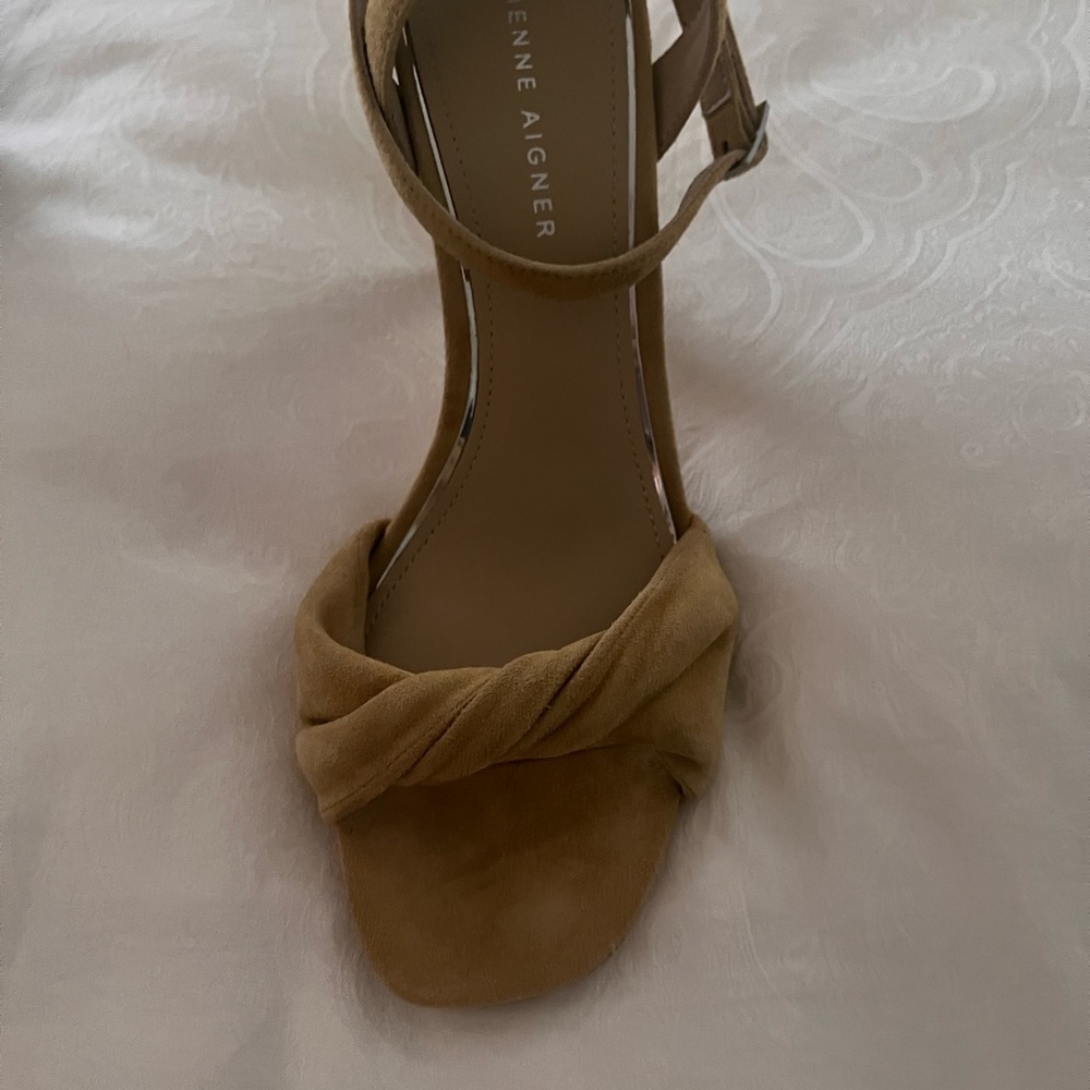 Etienne Aigner- BNWT -sz 9- nubuck suede